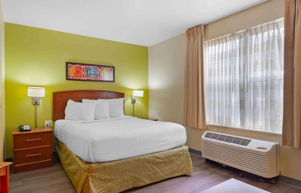 Deluxe studio 1 Queen Bed Non-Smoking interior